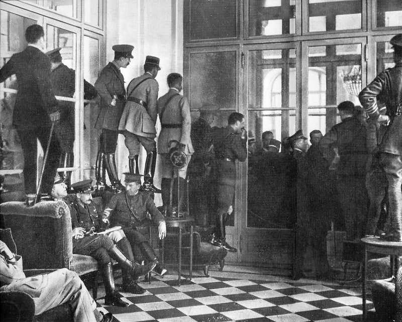 Spectators+standing+upon+tables+to+get+a+glimpse+of+the+Versailles+Treaty+being+signed,+France,+1919.jpg