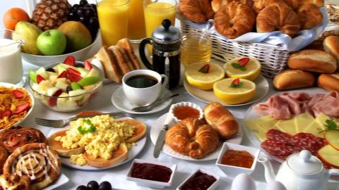 727604607-buffet-du-petit-dejeuner-assiette-froide-oeufs-brouilles-corn-flakes.jpg