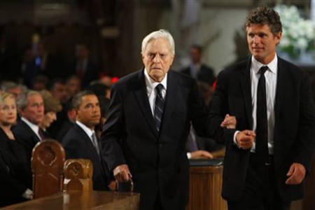 2011010028sargent_shriver_at_ted_kennedy_funeral_front.jpg