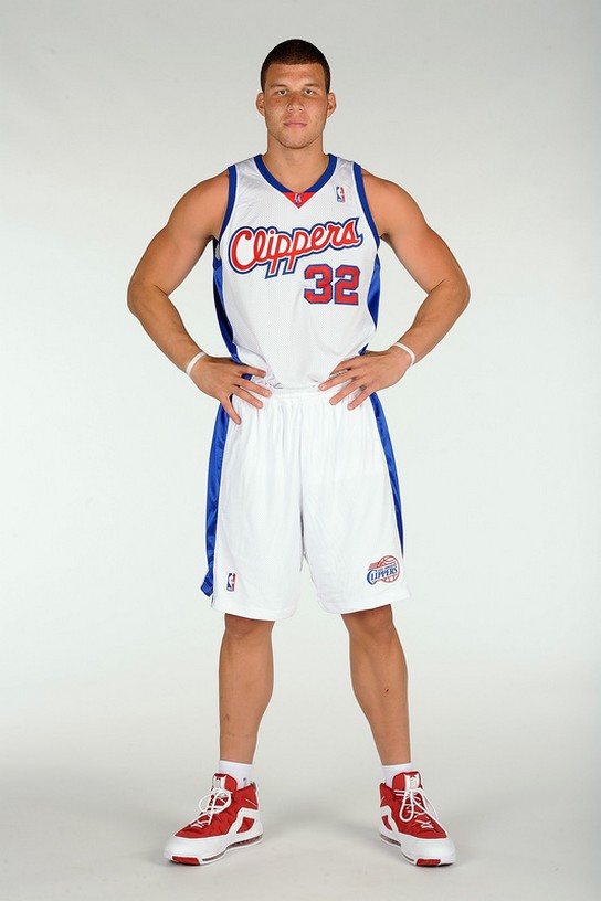 Blake_Griffin_poses_in_a_Clipper_jersey_number_32.jpg