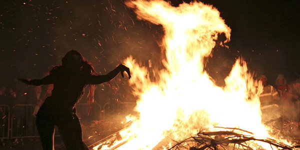 800px-Edinburgh_Beltane_Fire_Festival_2012_-_Bonfire.jpg