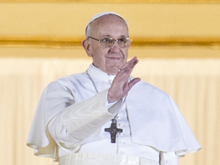 Pope_Francis_greets_the_pilgrims_in_St_Peters_Square_and_delivers_his_first_Urbi_et_Orbi_blessing_Credit_Mauricio_Artieda_CNA_3_EWTN_3_13_13.jpg