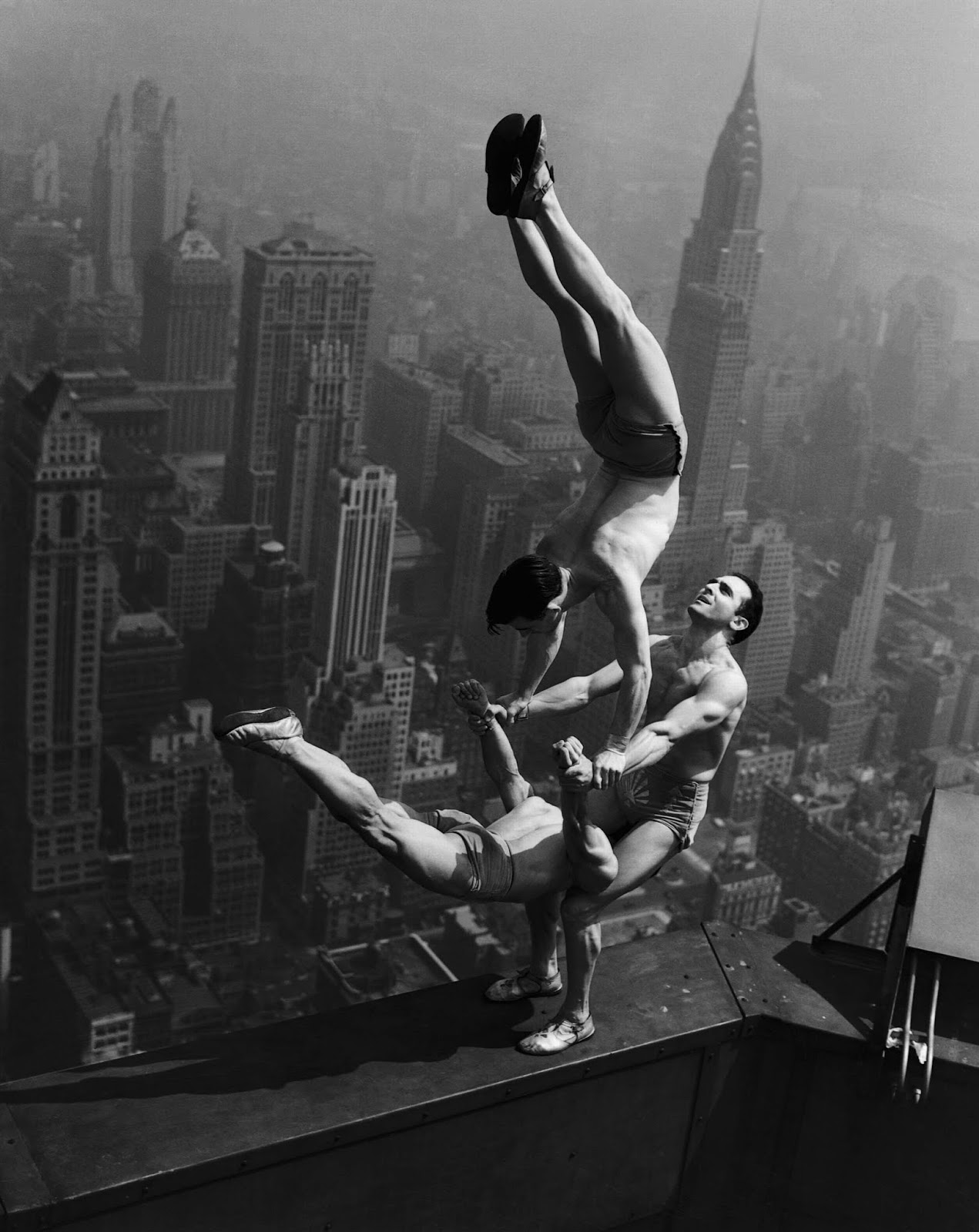 Acrobats%2Bbalance%2Bon%2Btop%2Bof%2Bthe%2BEmpire%2BState%2BBuilding%252C%2B1934.jpg