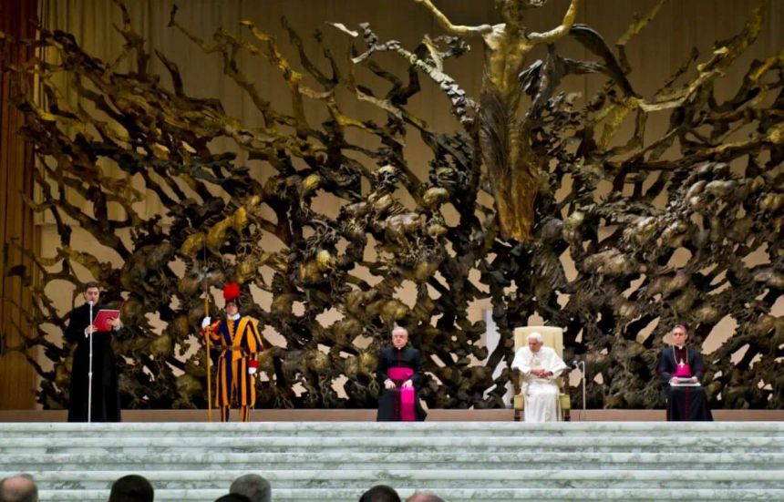 Statue resurrection papal audience hall