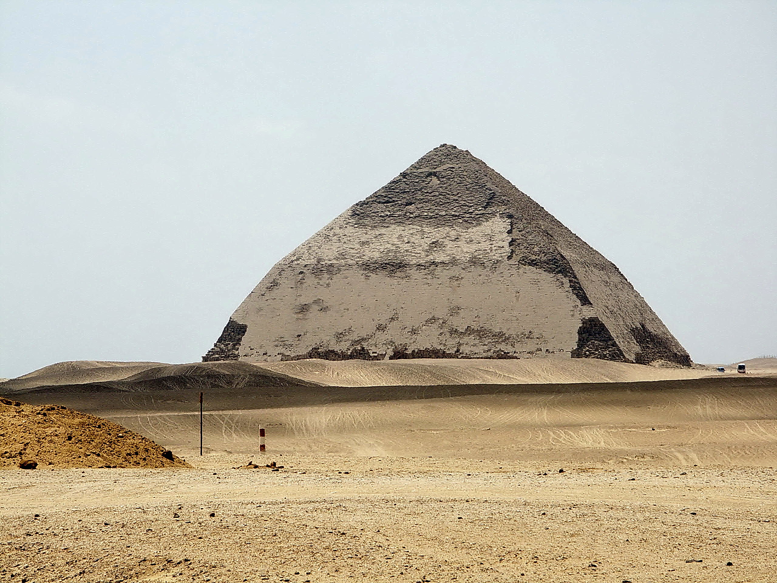 Bent_Pyramid_%E6%9B%B2%E6%8A%98%E9%87%91%E5%AD%97%E5%A1%94_-_panoramio.jpg