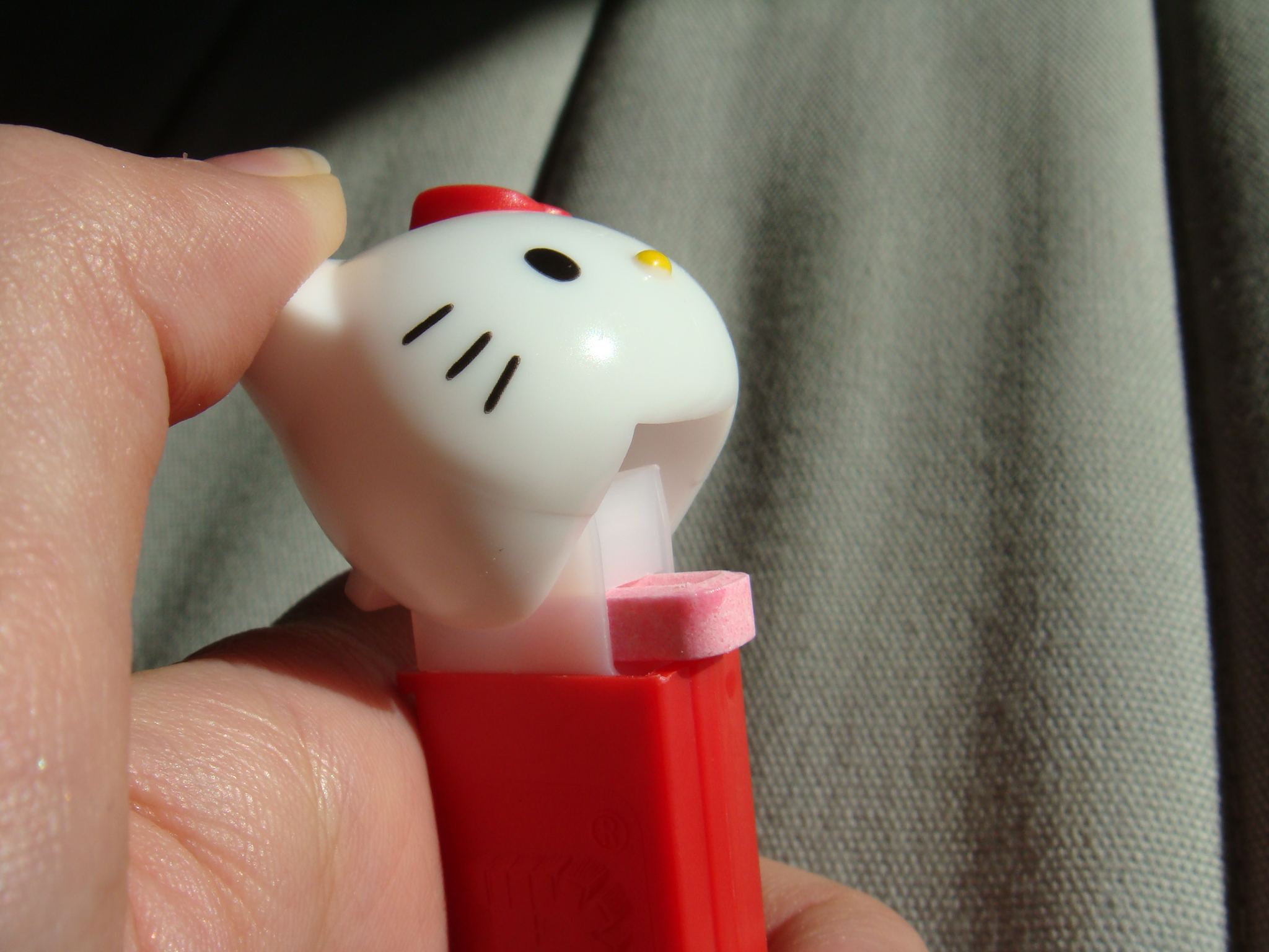 Hello_Kitty_PEZ_dispenser_open_II.jpg