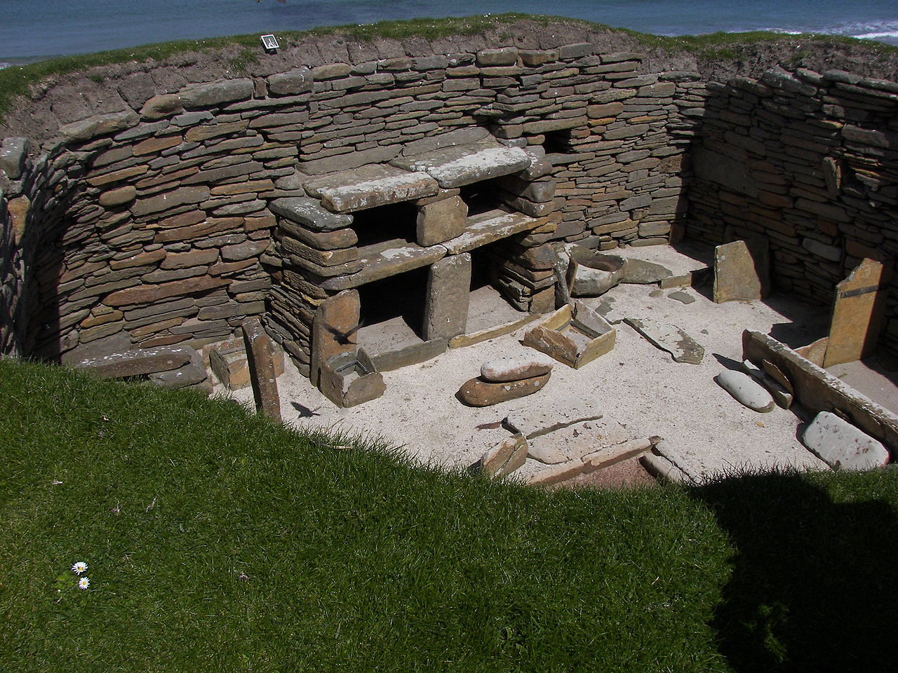 1280px-Skara_Brae_house_1_5.jpg