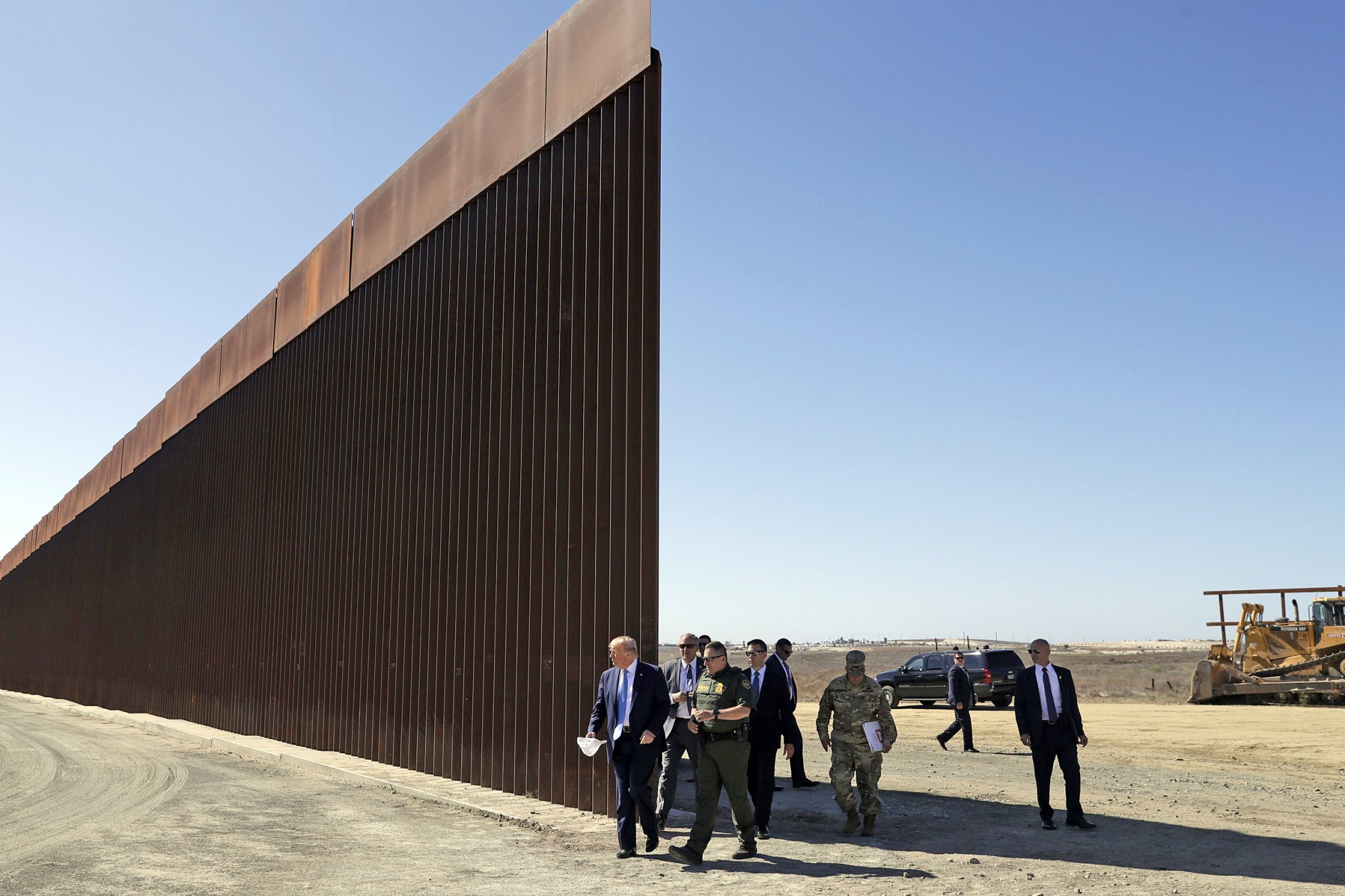 190918-donald-trump-border-wall-ew-653p_fa13466892eac0c59f7212deed93e59e.jpg