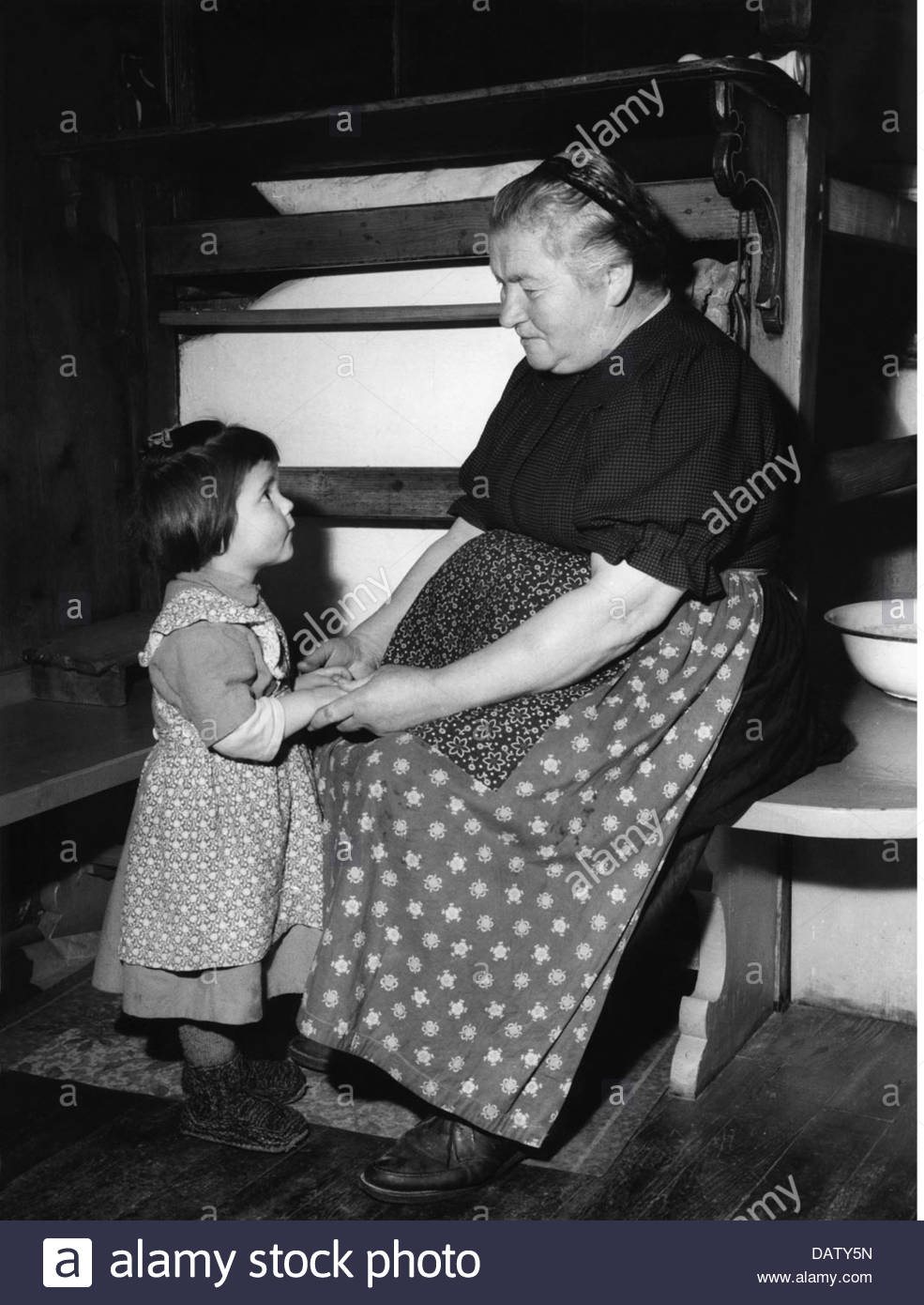 agriculture-mountain-farmers-grandmother-with-granddaughter-1950s-DATY5N.jpg