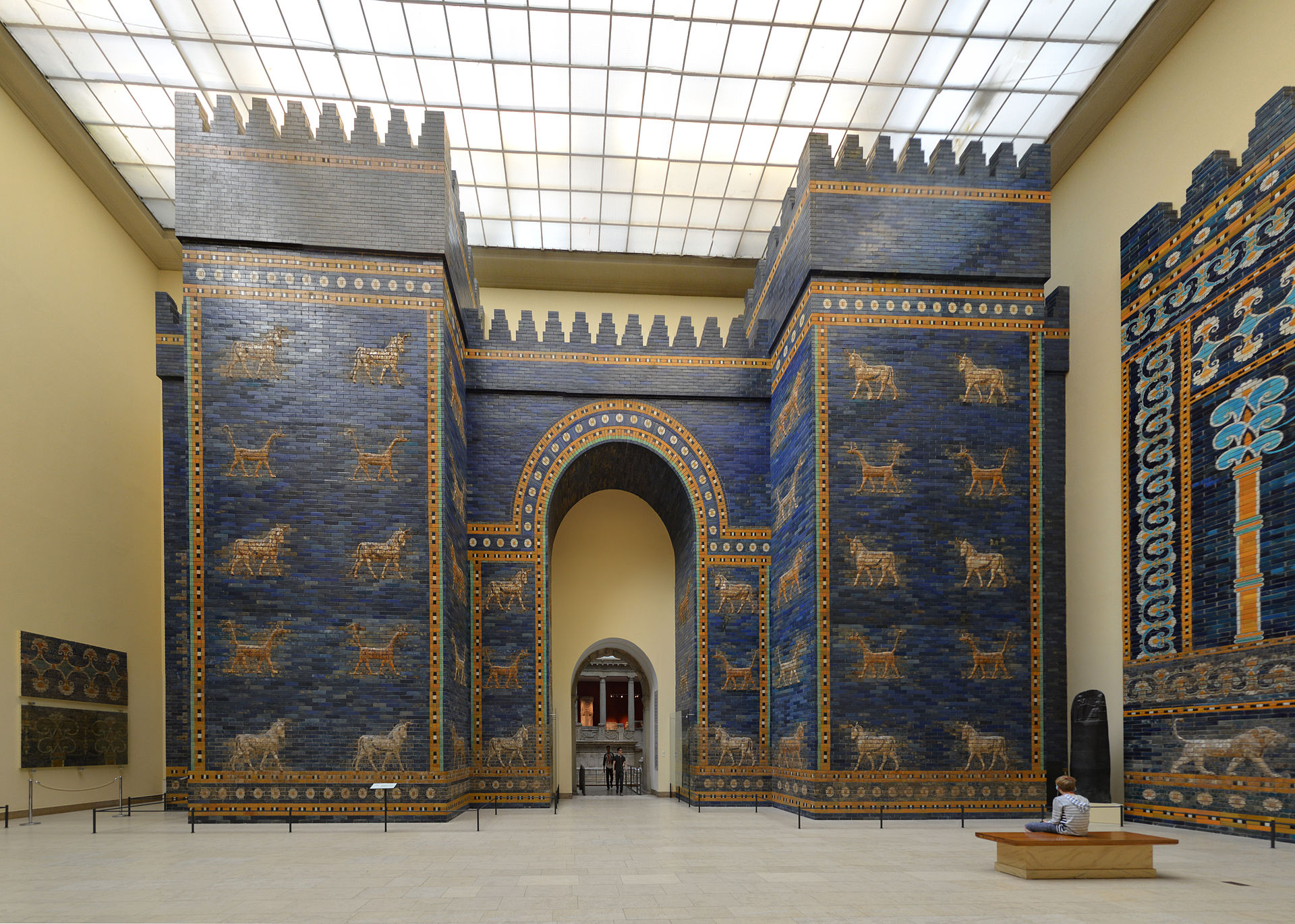 Ishtar_gate_in_Pergamon_museum_in_Berlin..jpg