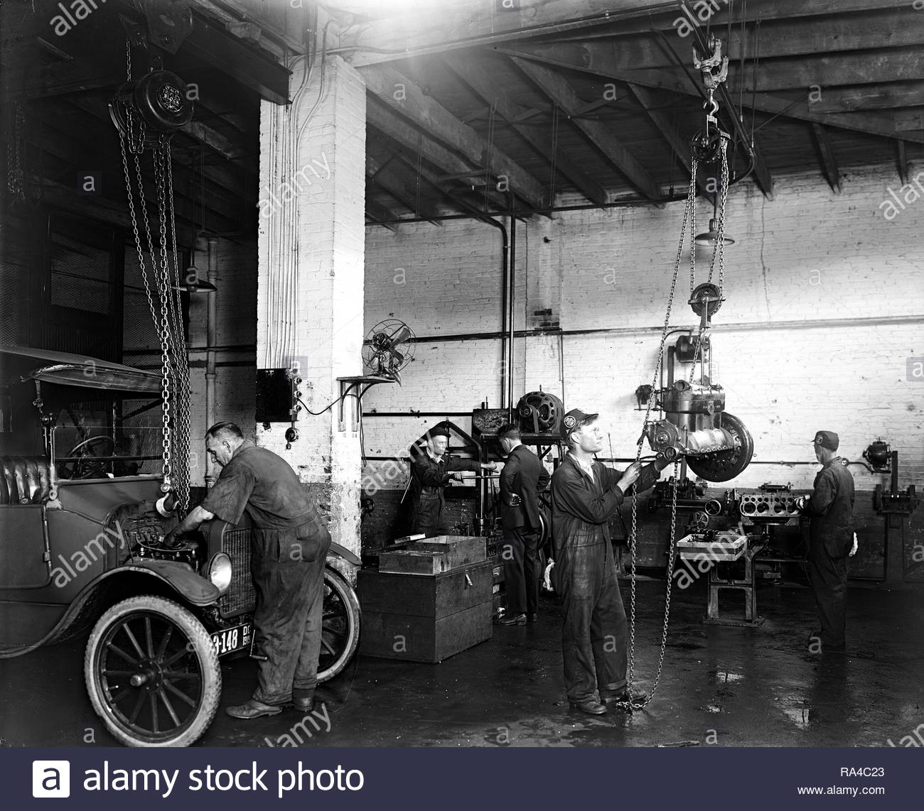 Men Working in 1900.jpg