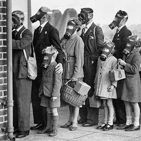 phoca_thumb_l_003-gas-masks-ww2-civilians-gas-testing-chamber-1939.jpg