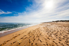 praia-com-pegadas-32646739.jpg