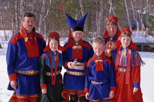 sami-family-karasjok-pose-traditional-clothing-1599121.jpg