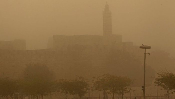 sandstorm_engulfs_israel_10.jpg