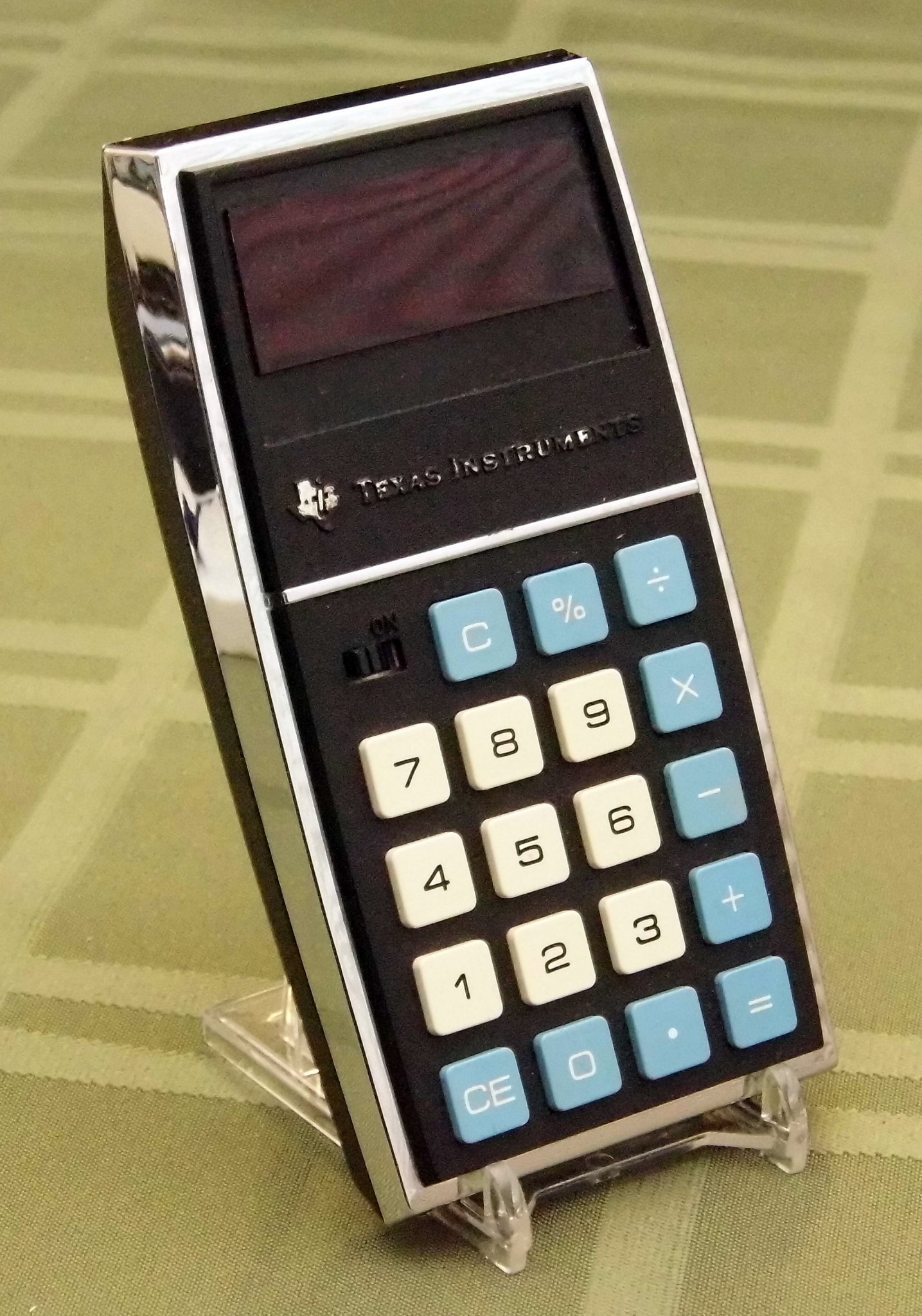 Texas_Instruments_TI-1500_Electronic_Pocket_Calculator_With_Red_LED_Display,_Circa_1974.jpg