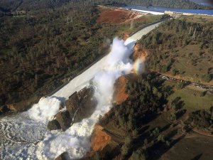 Oroville_dam_spillway_2017-02-11.jpg