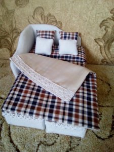 1 colon 6 plaid bed for dollhouse.jpg