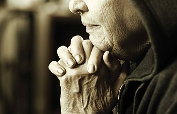 old-woman-at-prayer.jpg