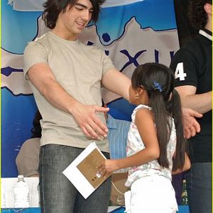 Joe Jonas greeting fans in Mexico, 2008