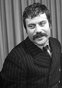 220px-Oliver_Reed_1968_%28cropped%29.jpg