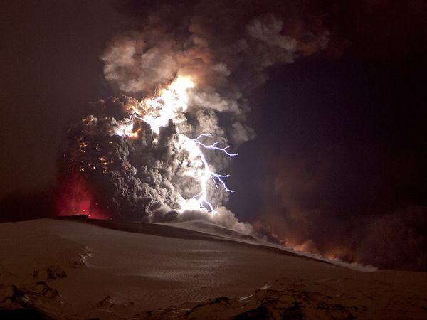 volcano05-smoke-lightning-iceland.jpeg