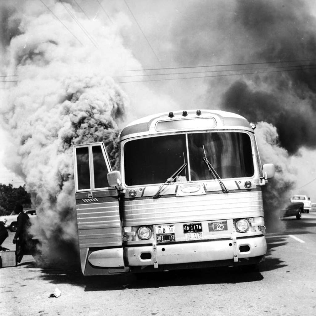 mod_attack_on_Freedom_Riders_traveling_by_bus_Anniston_Alabama_May_14_1961.jpg