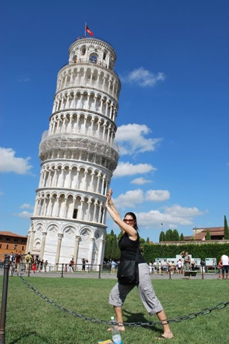Leaning_Tower_of_Pisa-Tourists.jpg