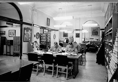 Students_in_the_Combined_Arms_Research_Library_(Fort_Leavenworth,_KS)_-_1940s.jpg