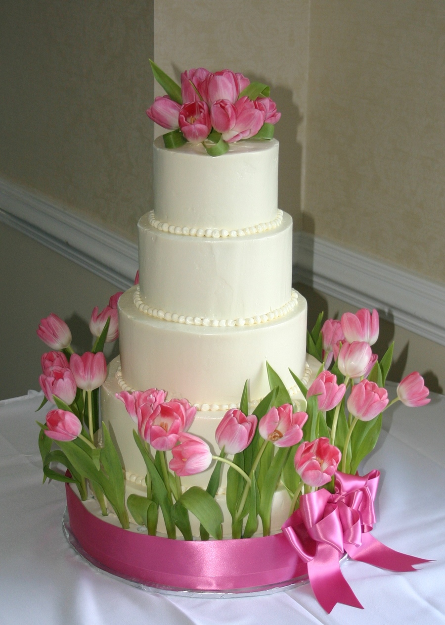 900_777940YAkp_buttercream-with-live-tulip-flowers.jpg