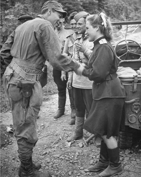 american-soldier-meeting-female-rus.jpg