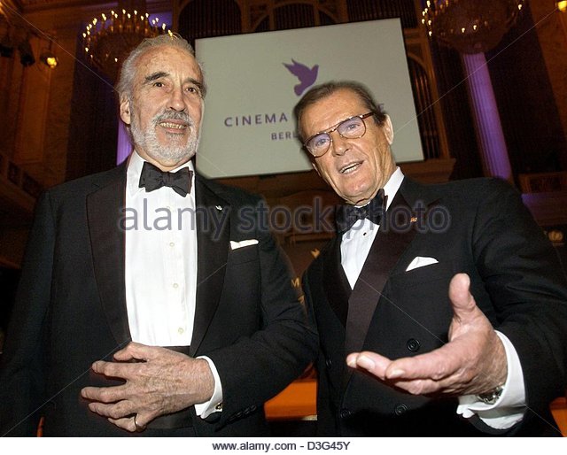 dpa-the-host-of-the-evening-british-actor-roger-moore-r-and-actor-d3g45y.jpg