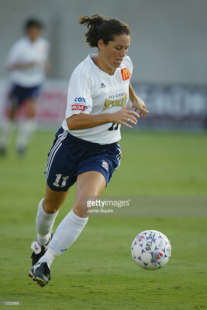 julie-foudy-of-the-san-diego-spirit-dribbles-the-ball-during-the-wusa-picture-id1332964