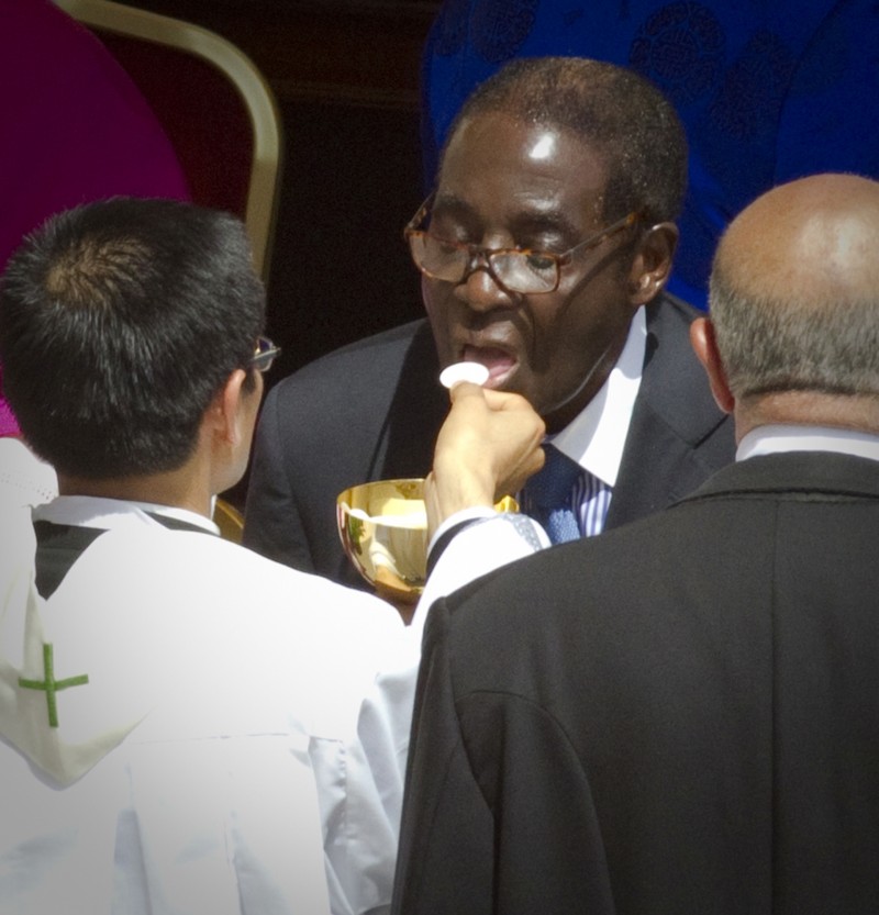 Catholic-Robert-Mugabe-receiving-communion-photo-by-The-Daily-Caller.jpg