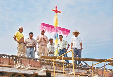 colocando-la-cruz-los-albac3b1iles.jpg