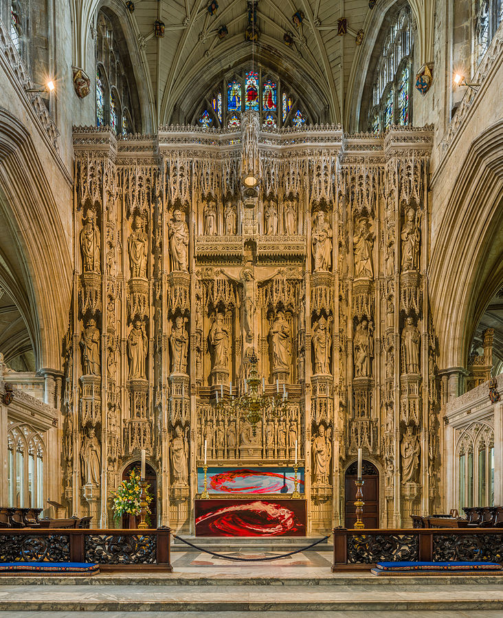 732px-Winchester_Cathedral_High_Altar%2C_Hampshire%2C_UK_-_Diliff.jpg