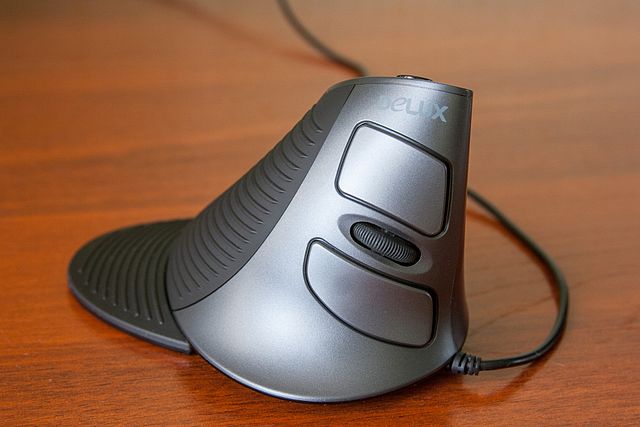 640px-Delux_M618_vertical_mouse.jpg