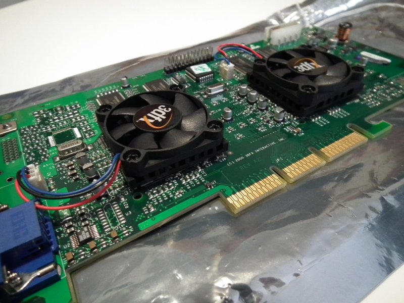 3dfx+Voodoo5+5500+AGP+x4+64MB+Rev_A2+3500+angled.jpg