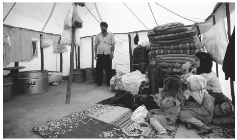 Tents_inside_modern_Bedouin_family.jpg