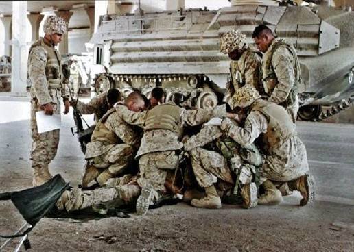US_Soldiers_Pray-01.jpg