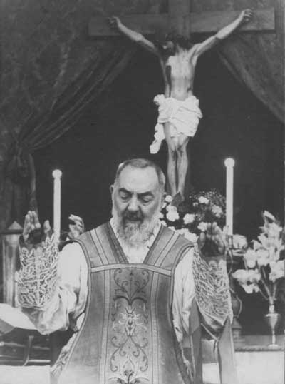 padre-pio-stigmata.jpg