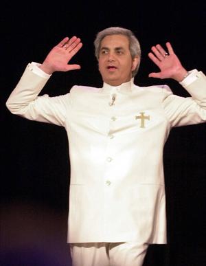 bennyhinn_narrowweb__300x387,0.jpg