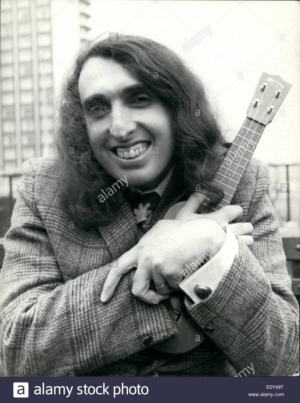 oct-10-1968-tiny-tim-of-the-pop-world-arrived-in-britain-tiny-tim-E0Y49T.jpg