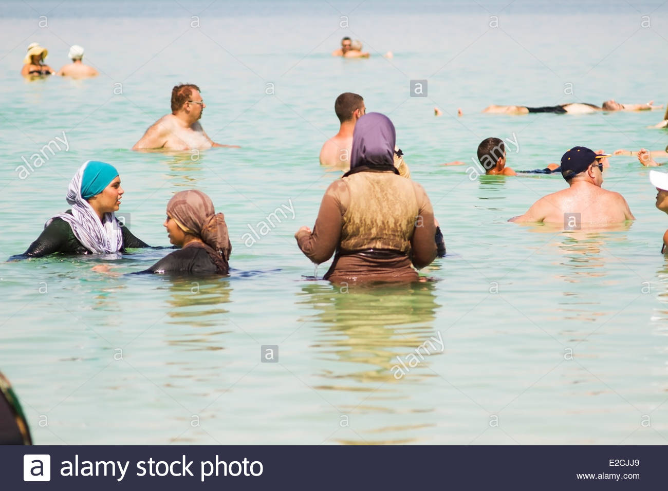 dead-sea-israel-june-7-2014-a-group-of-arab-women-in-traditional-arab-E2CJJ9.jpg