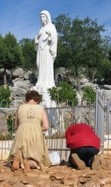 mary-worshippers1.jpg