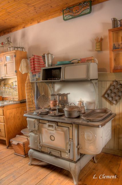 682a68c720dcc7dd3a0d24faa5b7036b--old-farmhouse-kitchen-antique-farmhouse.jpg