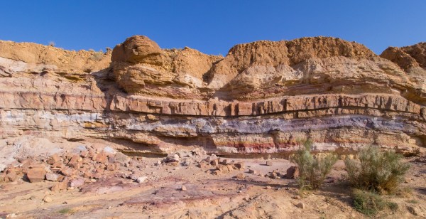 Layers_of_sedimentary_rock_in_Makhtesh_Ramon_%2850750%29.jpg