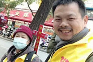 Chen Wensheng is smiling; his mother is standing next to him.