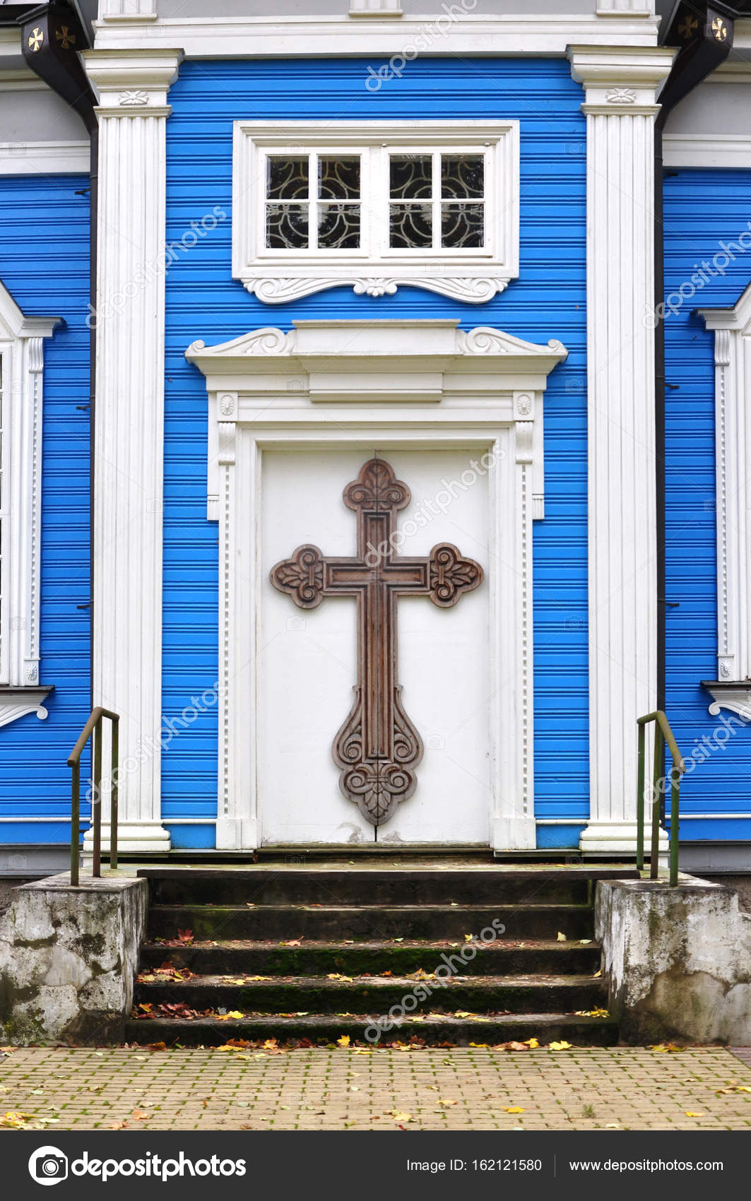 depositphotos_162121580-stock-photo-cross-on-the-door-of.jpg