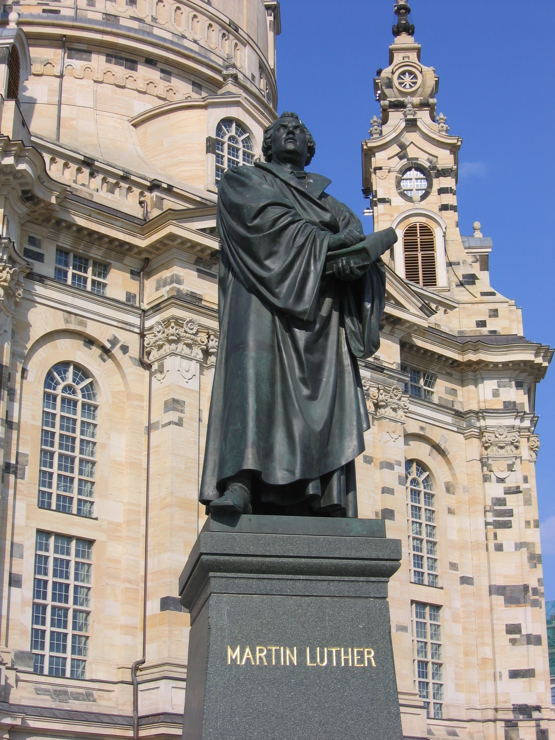 Dresden_Statue_Martin_Luther_vor_Frauenkirche.jpg